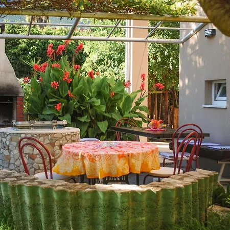 公寓 Green Garden Near The Beach